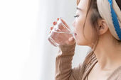 飲むならどっち?アルカリ電解水とアルカリイオン水との違いや効果を解説