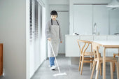 床の拭き掃除にはアルカリ電解水がおすすめ!メリットと上手な使い方を紹介