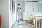 床の拭き掃除にはアルカリ電解水がおすすめ！メリットと上手な使い方を紹介